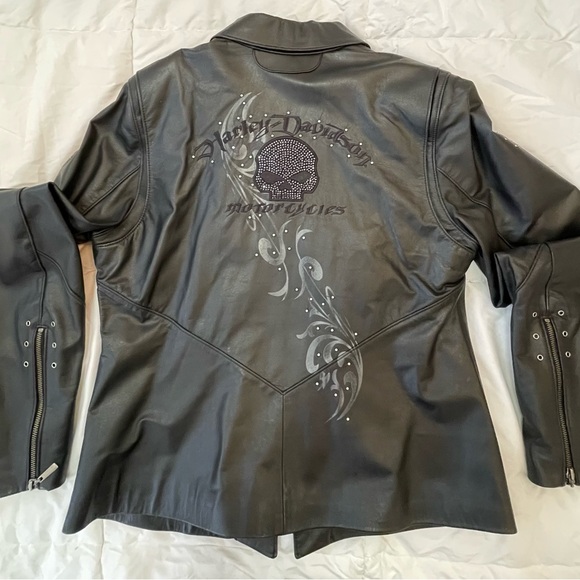 Illustration of 8 Crystal Leather